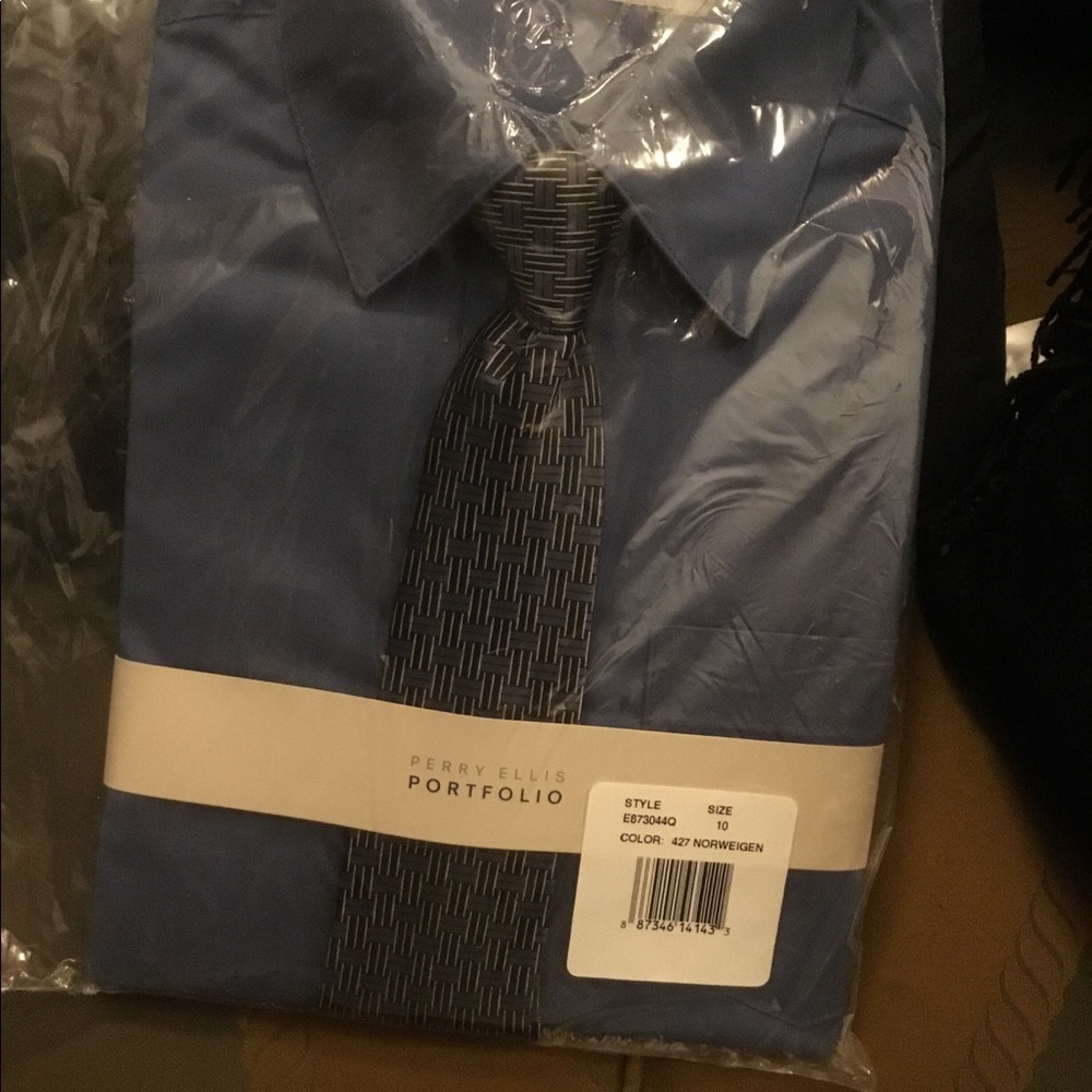 Perry Ellis boy’s solid Long Sleeve shirt with Tie